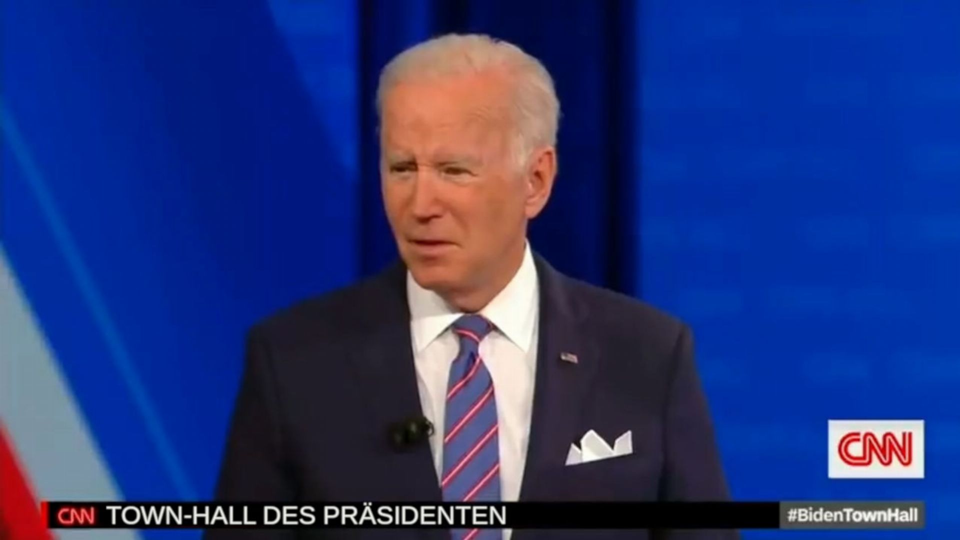 2. Biden verhöhnt die Freiheit. A man in a dark suit and blue tie stands speaking at a podium with a blue backdrop, featuring the CNN logo and the text "TOWN-HALL DES PRÄSIDENTEN." Opens a video in a new window.