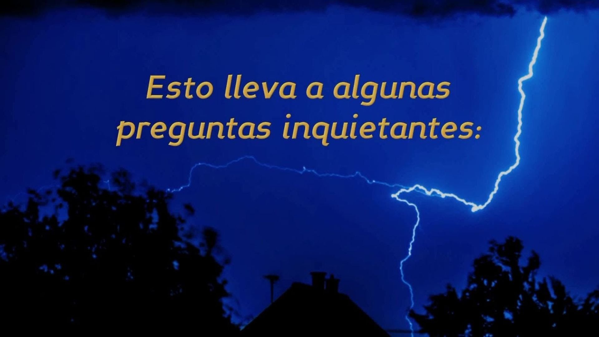 4. ¡La crucifixión fue en el 31 d.C.!. A vivid lightning bolt illuminates the night sky, casting a stark contrast against the dark silhouette of a house and trees. Spanish text overlaid on the image reads: "Esto lleva a algunas preguntas inquietantes." Opens a video in a new window.